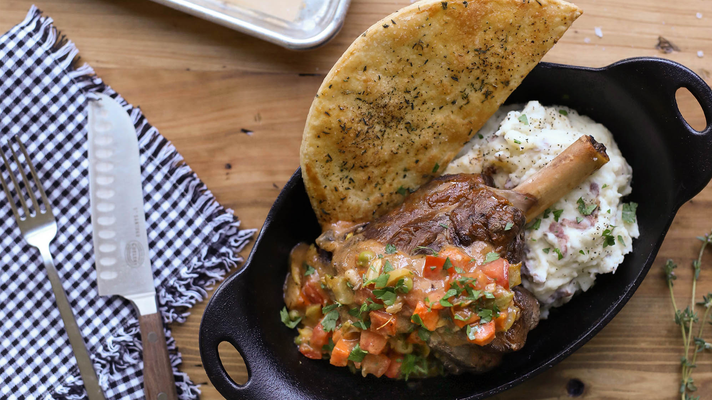 lam shank pot pie in a cask iron plate